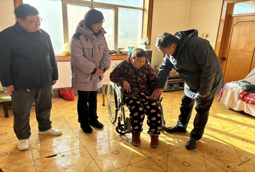 图为走访慰问残疾人